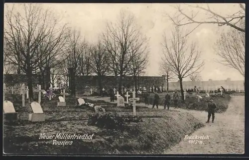 AK Vouziers, Nouveau cimetière militaire avec tombes et arbres en hiver