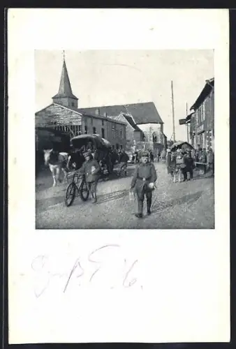 AK Monthois, Strassenpartie mit Soldaten