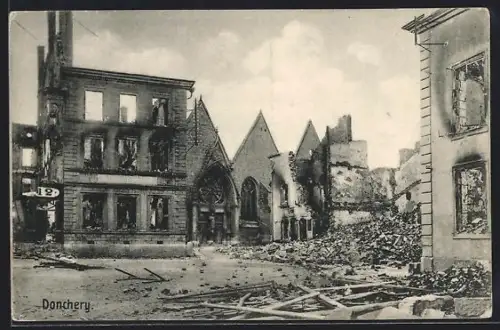 AK Donchery, Rue avec bâtiments en ruines et débris après destruction