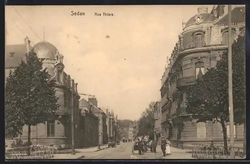 AK Sedan, Rue Thiers avec passants et architecture historique