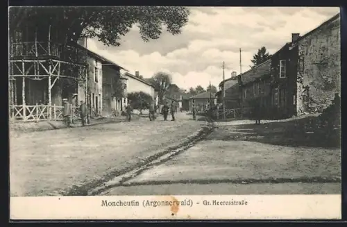 AK Moncheutin /Argonnerwald, Gr. Heerestrasse avec vue sur la rue animée et les bâtiments environnants