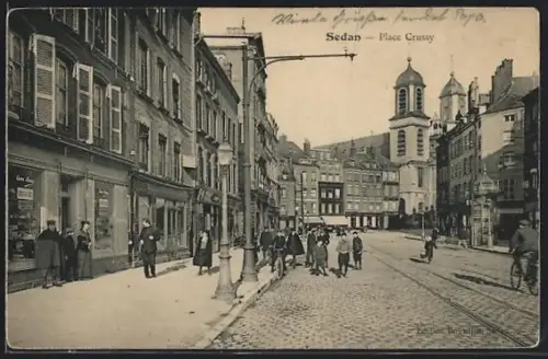 AK Sedan, Place Crussy pleine de vie avec passants et bâtiments historiques