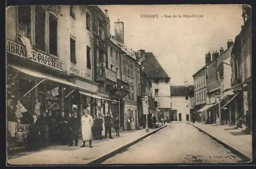 AK Chagny, Rue de la République avec librairie et passants