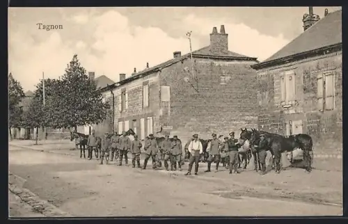 AK Tagnon, Soldats et chevaux alignés dans une rue du village