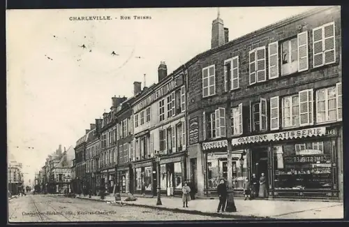 AK Charleville, Rue Thiers avec commerces et passants