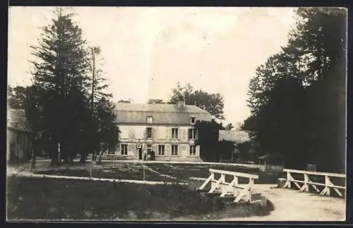 AK Brienne, Vue de la maison entourée d`arbres et de barrières blanches