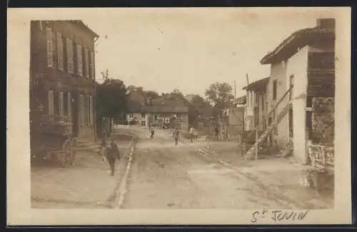 AK Saint-Juvin, Rue principale animée avec des enfants jouant