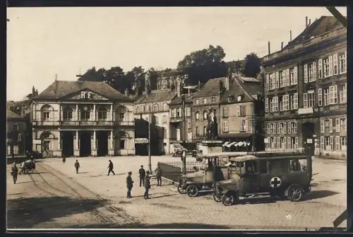 AK Sedan, Place avec bâtiments historiques et ambulance militaire