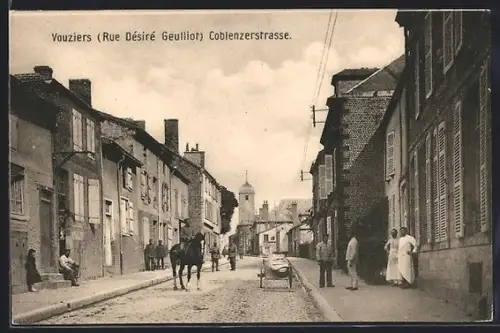 AK Vouziers, Rue Désiré Geuiliot avec passants et cheval
