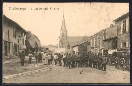 AK Challerange, Rue avec église et groupe de soldats