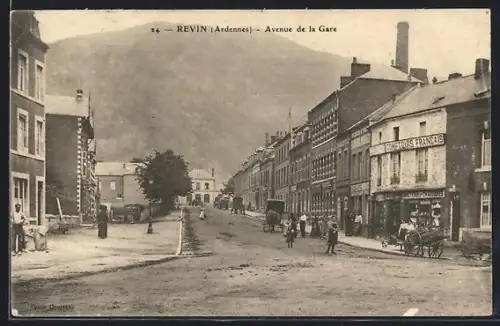 AK Revin /Ardennes, Avenue de la Gare animée avec passants et bâtiments historiques