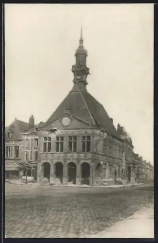 Foto-AK Péronne, Vue du Rathaus détruit pendant la guerre