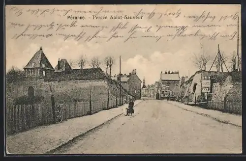 AK Péronne, Percée Saint-Sauveur avec cycliste et piéton sur la route