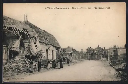 AK Villers-Bretonneux, Rue des Tavernes avec maisons endommagées et passants