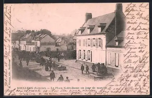 AK Doullens /Somme, La Place Notre-Dame un jour de marché