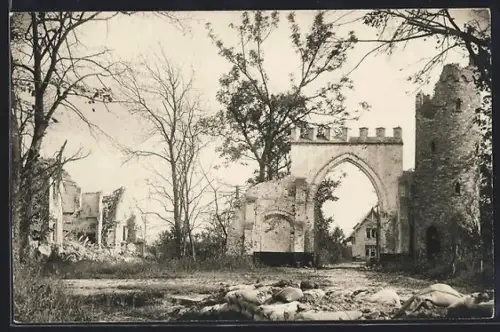 AK La Vicogne, Ruines du portail gothique après la guerre