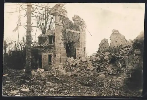 AK Mont St-Quentin, Ruines de l`église après la destruction