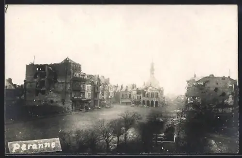AK Péronne, Vue de la place centrale avec bâtiments endommagés