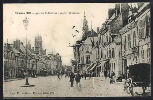 AK Péronne, Quartier St Sauveur, vue de la rue animée avec passants et calèche
