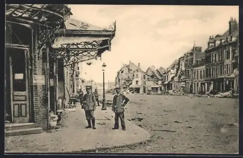 AK Péronne, Rue en ruines avec soldats pendant la guerre
