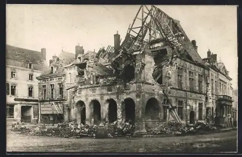 AK Péronne, Hôtel de ville détruit sur la place du marché, 1918