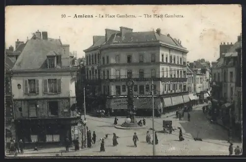 AK Amiens, La Place Gambetta avec passants et bâtiments environnants