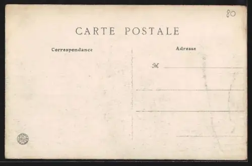 AK Amiens, La Place Gambetta avec passants et bâtiments environnants