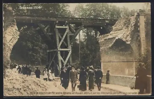 AK Amiens, Pont de chemin de fer entre Amiens et Rouen détruit pendant la retraite allemande 1914