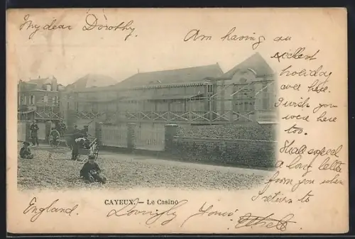 AK Cayeux, Le Casino et scène de plage avec promeneurs et enfants jouant