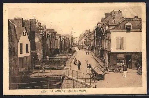 AK Amiens, Rue des Majots animée avec passants et charrette