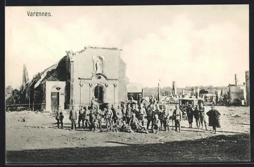 AK Varennes, Soldats devant une église en ruines
