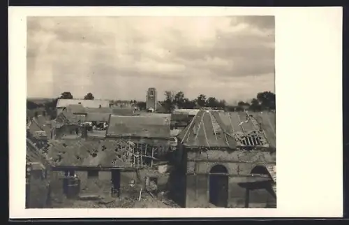 AK Courcelette, Vue des toits endommagés et du clocher en arrière-plan