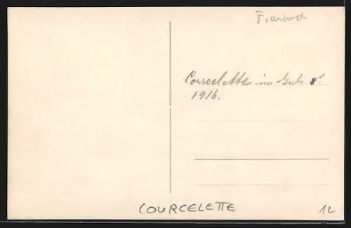 AK Courcelette, Vue des toits endommagés et du clocher en arrière-plan