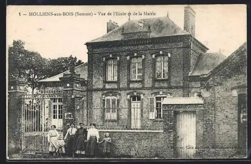 AK Molliens-aux-Bois /Somme, Vue de l`École et de la Mairie