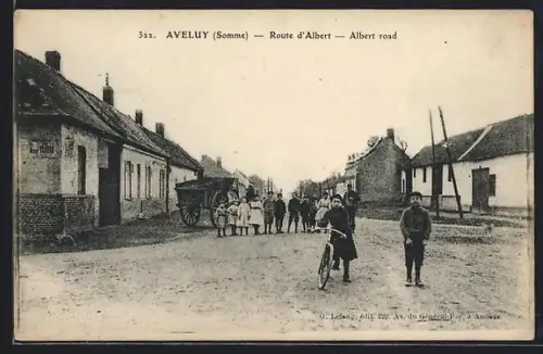 AK Aveluy /Somme, Route d`Albert avec enfants et vélo sur la route