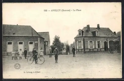 AK Aveluy /Somme, La Place avec des enfants et un cycliste