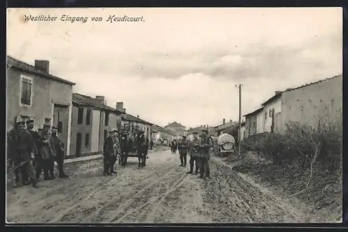 AK Heudicourt, Entrée ouest avec soldats et charrette sur la route principale