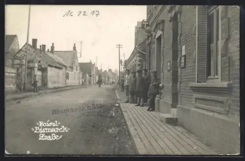 AK Roisel, Rue Bismarck avec des soldats devant un bâtiment en brique