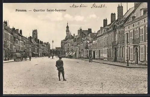 AK Péronne, Quartier Saint-Sauveur, Vue de la rue animée avec bâtiments historiques