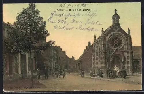 AK Nesle, Rue de la Vierge avec église et passants