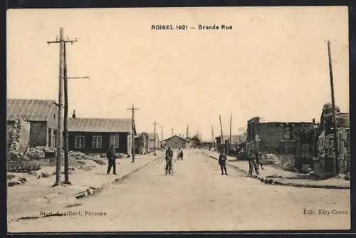 AK Roisel, Grande Rue en 1921 avec des habitants et des bâtiments endommagés