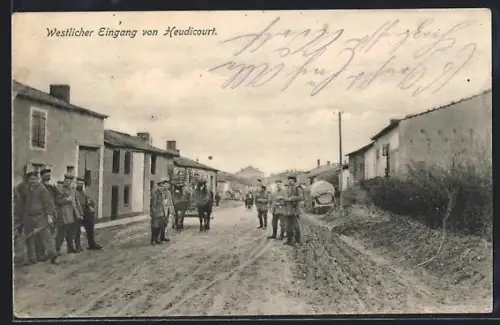 AK Heudicourt, Entrée ouest avec soldats et charrette sur la route principale