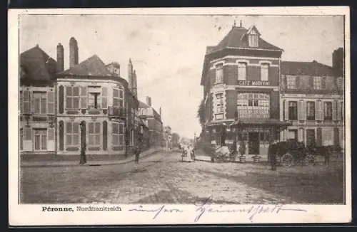 AK Péronne, Café Moderne et rue animée