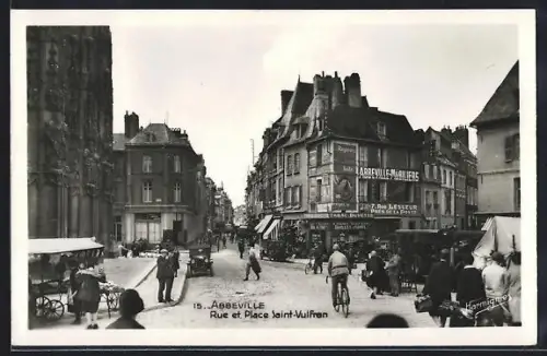 AK Abbeville, Rue et Place Saint-Wulfran animée avec piétons et cyclistes