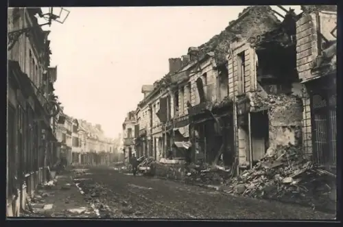 Foto-AK Péronne, Maisons détruites dans une rue pendant la bataille de la Somme 1916
