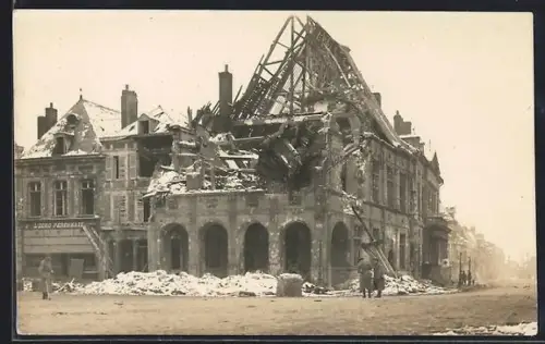 Foto-AK Péronne, Das zerschossene Rathaus 1917