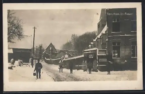 Foto-AK Templeux-le-Fosse, Rue enneigée avec passants et bâtiments en hiver