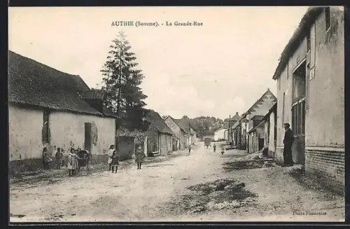 AK Authie /Somme, La Grande-Rue avec des habitants et des maisons alignées