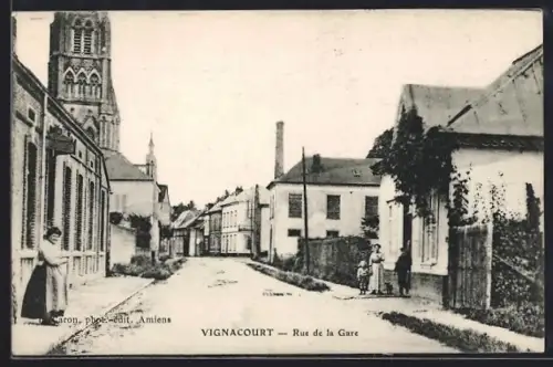 AK Vignacourt, Rue de la Gare avec église et habitants dans la rue