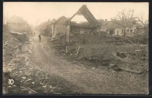 Foto-AK Mesnil-en-Arrouaise, Rue détruite après la bataille, témoins de la Grande Guerre